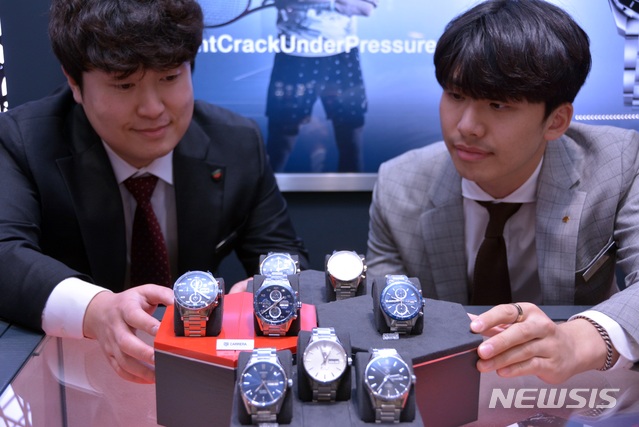 [대구=뉴시스]김정화 기자 = 대구백화점 프라자점은 다음 달 31일까지 태그호이어(TAG Heuer) 시계 구입 시 가죽 스트랩을 증정하는 특별행사를 진행한다. (사진 = 대구백화점 제공) 2020.04.22. photo@newsis.com