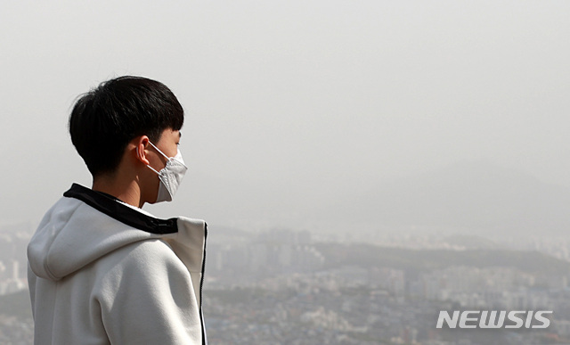 [서울=뉴시스] 이영환 기자 = 미세먼지 농도가 '매우나쁨' 상태를 보이며 서울에 미세먼지 주의보가 발령된 22일 오전 서울 용산구 남산공원에서 마스크를 착용한 시민들이 이동하고 있다. 2020.04.22.  20hwan@newsis.com