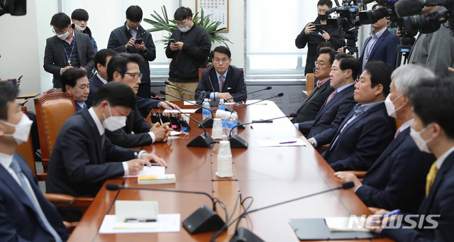 [서울=뉴시스] 김진아 기자 = 윤상현 국회 외통위원장이 22일 서울 여의도 국회에서 열린 외교통일위원회 간담회를 주재하고 있다. 이날 회의에는 유대종 외교부 기획조정실장, 이상민 통일부 기획조정실장 등이 참석했다. 2020.04.22. photo@newsis.com