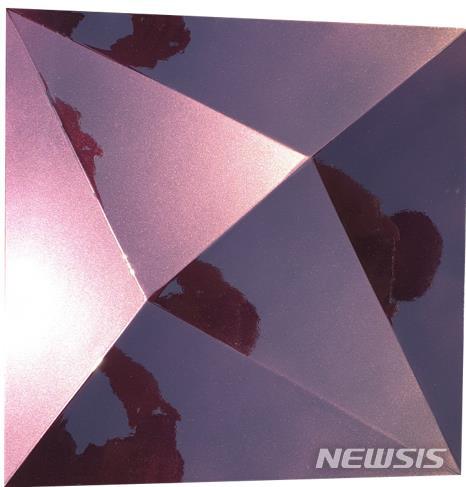 [서울=뉴시스] 안필연, Gravity_2020_Composite material size_45 x 45 x10cm, 2020.4.23. 사진= 금산갤러리 제공. photo@newsis.com