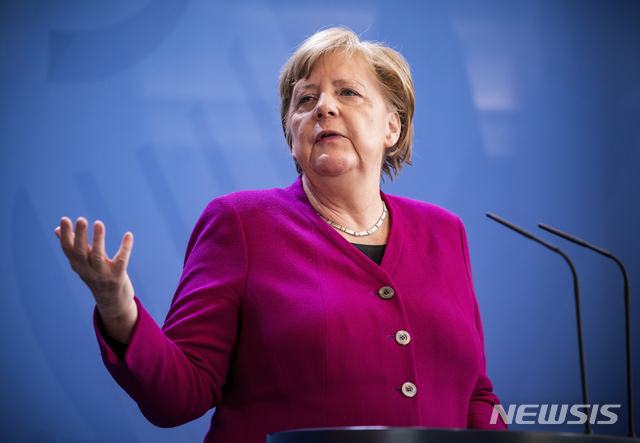 [베를린=AP/뉴시스]앙겔라 메르켈 독일 총리가 23일(현지시간) 베를린에서 유럽이사회 영상회의를 마치고 기자회견을 하고 있다. 2020.04.24.