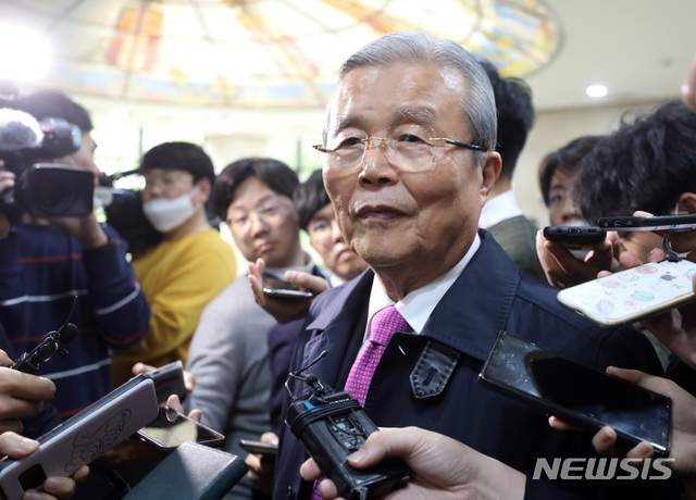 [서울=뉴시스] 전진환 기자 = 미래통합당 비대위원장직을 수락한 김종인 전 총괄선대위원장이 24일 오후 서울 중구 은행회관에서 열린 바른사회운동연합 주최 '21대 국회, 어떻게 해야 하나' 토론회에 참석해 격려사를 마치고 기자들의 질문에 답하고 있다. 2020.04.24.  amin2@newsis.com