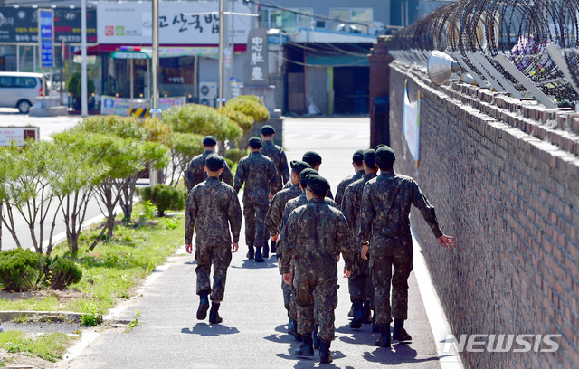 [광주=뉴시스] 외출하는 장병들. 해당 사진은 기사 내용과 관련이 없습니다. (사진=뉴시스 DB). photo@newsis.com 