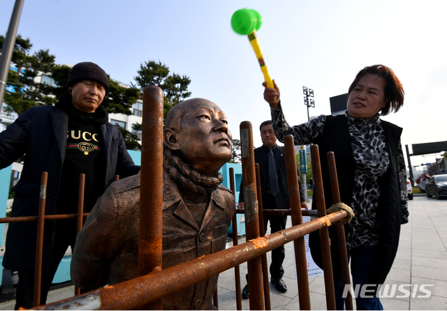 [광주=뉴시스] 신대희 기자 = 5·18 3단체(유족회·부상자회·구속부상자회)가 25일 광화문 광장에 설치돼 있던 전두환 동상을 광주 동구 옛 전남도청 앞 5·18민주광장에 세운 뒤 엄벌을 촉구하고 있다. 5·18단체는 고 조비오 신부의 명예를 훼손한 혐의로 형사재판을 받는 전두환씨가 오는 27일 광주 법정에 출석할 것으로 관측돼 재판 당일 엄벌과 사죄를 촉구하는 퍼포먼스를 펼칠 계획이다. 2020.04.25. sdhdream@newsis.com