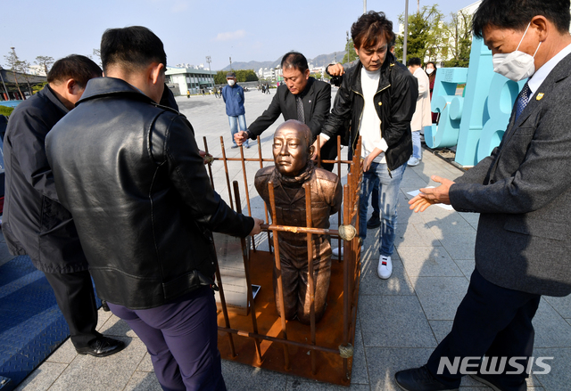 [광주=뉴시스] 신대희 기자 = 5·18 3단체(유족회·부상자회·구속부상자회)가 25일 광화문 광장에 설치돼 있던 전두환 동상을 광주 동구 옛 전남도청 앞 5·18민주광장에 세우고 있다. 5·18단체는 고 조비오 신부의 명예를 훼손한 혐의로 형사재판을 받는 전두환씨가 오는 27일 광주 법정에 출석할 것으로 관측돼 재판 당일 엄벌과 사죄를 촉구하는 퍼포먼스를 펼칠 계획이다. 2020.04.25. sdhdream@newsis.com