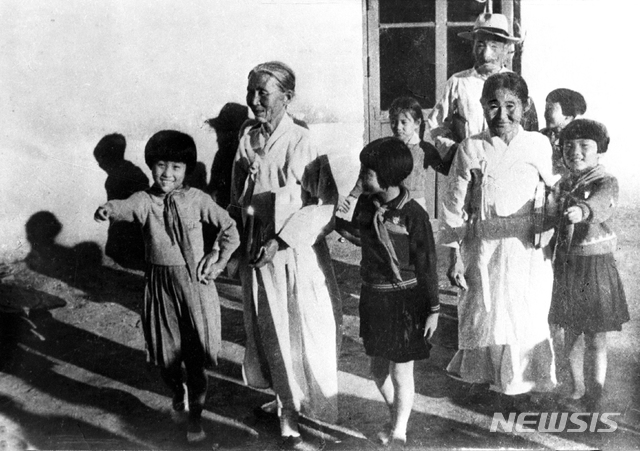 [서울=뉴시스] 1946년 11월 북한의 소년단원들이 할아버지와 할머니들을 한글을 가르치는 위해 설치된 성인학교로 안내하고 있다. 1946년 6월 북한에서 창립된 조선소년단에 부여된 첫 번째 중요 임무는 그해 11월 3일 치러진 도·시·군 인민위원회 선거와 문맹 퇴치 운동을 홍보하는 ‘선전대’, ‘가창대’ 활동이었다. (사진=미디어한국학 제공) 2020.04.26. photo@newsis.com