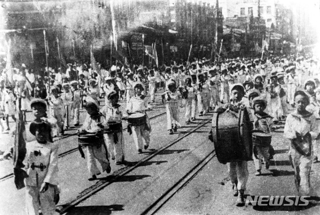 [서울=뉴시스] 1946년 6월 6일 조선소년단 창립식을 마친 평양의 소년단원들이 악대를 앞세우고 창립 경축 시가행진을 하고 있다. (사진=미디어한국학 제공) 2020.04.26. photo@newsis.com