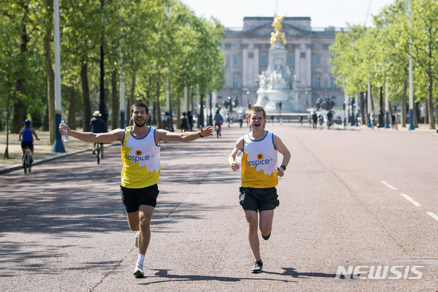 [런던= AP/뉴시스] 올해 4월 26일 런던 마라톤 개최일에 10월 4일로 연기된 이 대회의 골인지점을 향해 달리기를 하는 일반인 마라토너들.     