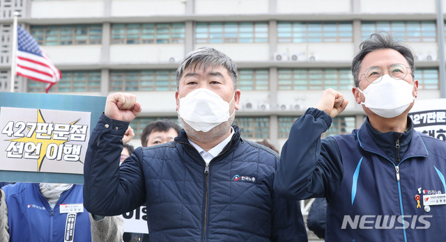 [서울=뉴시스] 전진환 기자 = 김명환(오른쪽) 민주노총 위원장, 김동명 한국노총 위원장 등 참석자들이 4.27판문점 선언 발표 2주년 기념 양대노총 공동 기자회견이 열린 27일 오전 서울 광화문광장에서 구호를 외치고있다. 2020.04.27.  amin2@newsis.com