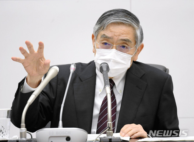 [도쿄=AP/뉴시스]지난 2020년 4월27일 구로다 하루히코 일본은행 총재가 일본은행 본점에서 기자회견을 가지고 있다. 2022.04.18.