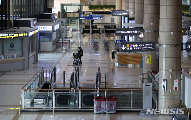 자가격리' 어기고 흡연 등 외출… 외국인 4명 강제출국