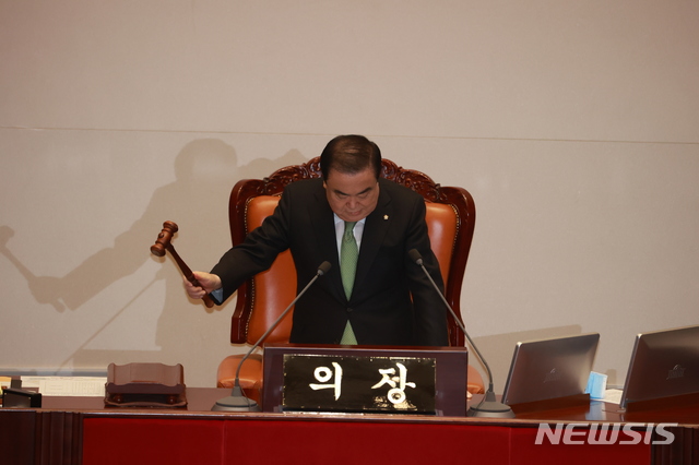 [서울=뉴시스] 이영환 기자 = 문희상 국회의장이 29일 오후 서울 여의도 국회 본회의장에서 열린 제377회 국회(임시회) 제2차 본회의에 참석해 개의를 선언하며 의사봉을 두드리고 있다. 2020.04.29.   20hwan@newsis.com 