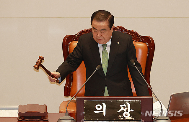 [서울=뉴시스] 이영환 기자 = 문희상 국회의장이 29일 오후 서울 여의도 국회 본회의장에서 열린 제377회 국회(임시회) 제2차 본회의에 참석해 성폭력범죄의 처벌 등에 관한 특례법 일부개정법률안이 가결 되었음을 알리며 의사봉을 두드리고 있다. 2020.04.29. 20hwan@newsis.com