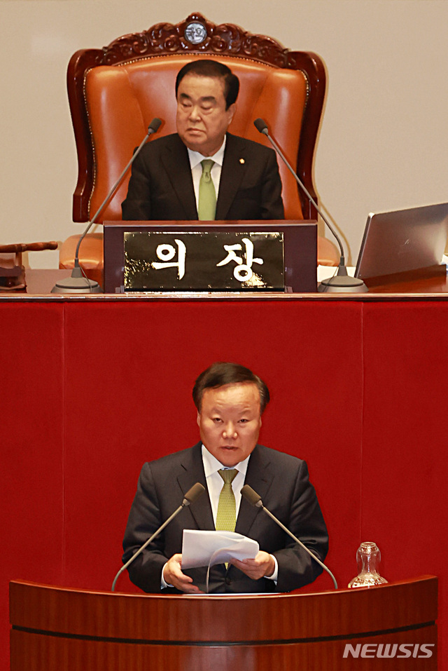 [서울=뉴시스] 이영환 기자 = 김재원 국회 예결위원장이 30일 오전 서울 여의도 국회 본회의장에서 열린 제377회 국회(임시회) 제3차 본회의에서 신종 코로나바이러스 감염증(코로나19) 피해 구제를 위한 2차 추가경정예산안(추경안) 관련 심사보고를 하고 있다. 2020.04.30.  20hwan@newsis.com