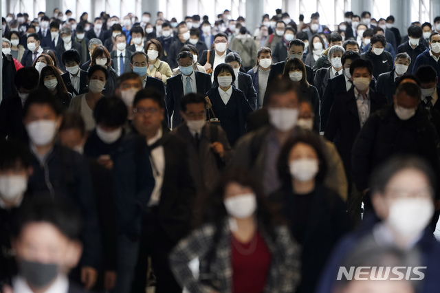 [도쿄=AP/뉴시스]지난달 27일 일본 도쿄의 한 지하철 역에 신종 코로나바이러스 감염증(코로나19) 예방을 위해 마스크를 쓴 시민들이 걸어가고 있다. 2020.05.04.