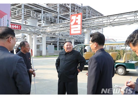 [서울=뉴시스] 김정은 북한 국무위원장이 지난 1일 평안남도 순천에 있는 인비료공장 준공식에 참석했다고 북한 노동당 기관지 노동신문 2일 보도했다. (사진=노동신문 캡처) 2020.05.02.photo@newsis.com