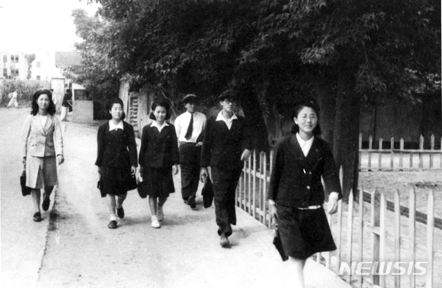 [서울=뉴시스] 1947년 ‘북조선김일성대학’ 남녀 대학생들이 등교하고 있다. 당시 대학 교사(校舍)는 평양 교구리(현재 칠골)에 있었다. (사진=미디어한국학 제공) 2020.05.03. photo@newsis.com