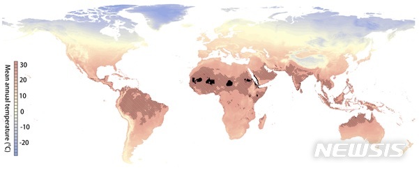 [세종=뉴시스] '글로벌 전략 커뮤니케이션협의회'(GSCC)의 'Future of the Human Climate Niche(인간 기후 틈새의 미래)' 논문에 따르면 현재 배출전망치(BAU) 기후 시나리오에서의 혹서 지역은 확대된다. 현재 기후에서 연평균 29도 이상은 사하라 지역에 검게 표시된 부분에 국한되나, 2070년에는 이러한 환경이 빗금 친 지역에 나타날 것으로 예상된다.