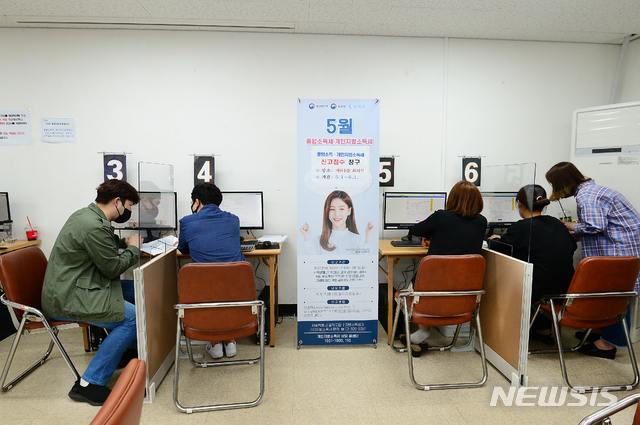 [서울=뉴시스] 서울 동작구청 직원들이 종합소득세·개인종합소득세 통합 신고센터에서 신고 접수를 하는 모습. (사진=서울 동작구 제공) 2020.05.04. photo@newsis.com 