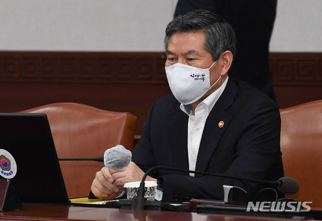 [서울=뉴시스]정경두 국방부 장관. 2020.05.04. photo@newsis.com