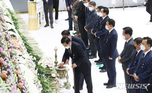 [이천=뉴시스] 고승민 기자 = 심재철 미래통합당 당대표 권한대행 등 지도부가 4일 경기 이천시 한익스프레스 물류창고 화재 합동분향소가 마련된 서희청소년문화센터를 찾아 조문을 하고 있다. 2020.05.04.photo@newsis.com