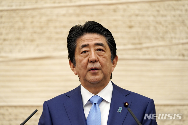 [도쿄=AP/뉴시스]아베 신조 일본 총리가 지난 5월 4일 총리 관저에서 기자회견을 가지고 있다. 2020.05.08.