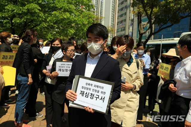 [서울=뉴시스]부산여성의전화 외 384개 여성·시민 사회 단체는 지난 6일 오후 1시 부산지방법원 정문 앞에서 '성폭력 피해자의 정당방위 인정을 위한 재심 개시 촉구 기자회견' 을 열고 부산지방법원에 최말자씨 사건의 재심 청구서를 접수했다. 2020.05.07 (사진=부산여성의전화 제공) 