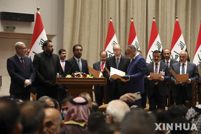 [ 바그다드=신화/뉴시스] 무스타파 알카디미 이라크 총리가 2020년 5월 7일 이라크의 새 총리로 취임식을 하는 장면.  그는 최근 이란과의 관계 개선에 힘쓰며 로하니 대통령과 소통해왔다.  