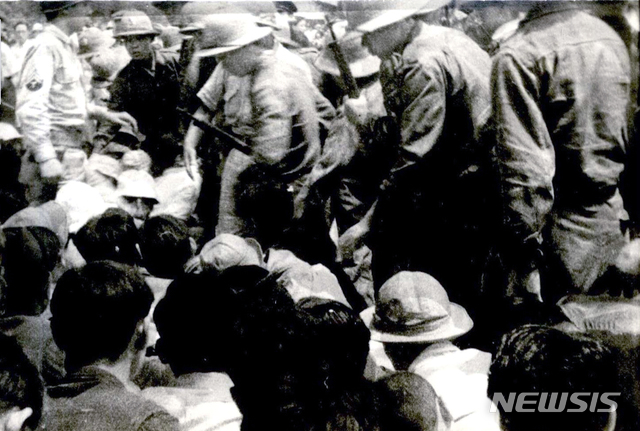 서울=뉴시스] 1946년 9월 전평 산하 노동자들이 파업에 들어가자 경찰들이 참가노동자들을 해산시키고 있다. (사진=미국 국립문서기록청) 2020.05.10. photo@newsis.com (* 위 사진은 재배포, 재판매, DB 및 활용을 금지합니다)