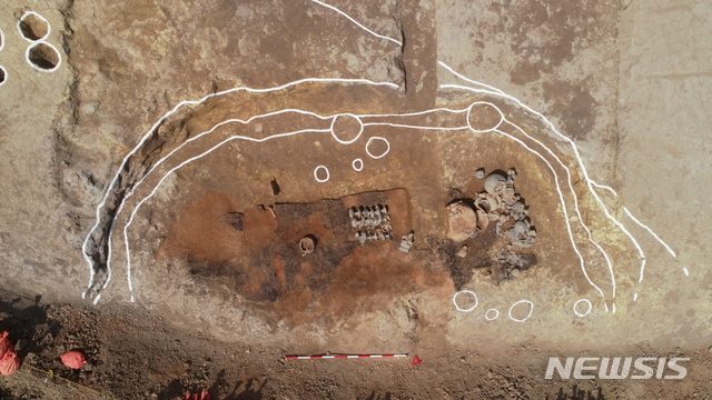 [김해=뉴시스] 경남 김해시는 유하리 유적에서 가야시대 제사를 지냈던 건물 등이 원형상태로 발굴됐다고 11일 밝혔다. 사진은 발굴 고분 전경. (사진=김해시 제공) 2020.05.11  photo@newsis.com