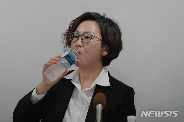 [서울=뉴시스]최진석 기자 = 이나영 정의기억연대 이사장이 11일 오전 서울 마포구 인권재단 사람에서 일본군 위안부 피해자 기부금 관련 논란에 관한 기자회견을 하며 물을 마시고 있다. 2020.05.11. photo@newsis.com