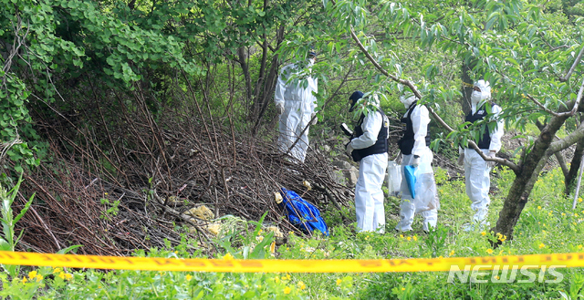 [완주=뉴시스] 김얼 기자 = 부산에 거주하던 20대 여성이 전북 전주 한옥마을 일대에서 실종된지 24일이 지난 12일 전북 완주군 상관면의 한 과수원에서 전북지방경찰청 과학수사대 관계자들이 부산 실종 여성으로 추정되는 시신을 발견하고 현장을 감식하고 있다. 2020.05.12.pmkeul@newsis.com