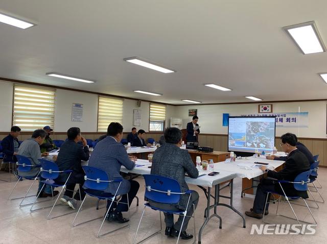 [서울=뉴시스]하동군 구노량항 어촌뉴딜사업 전문가 현장자문 진행모습. (제공 = 한국어촌어항공단)