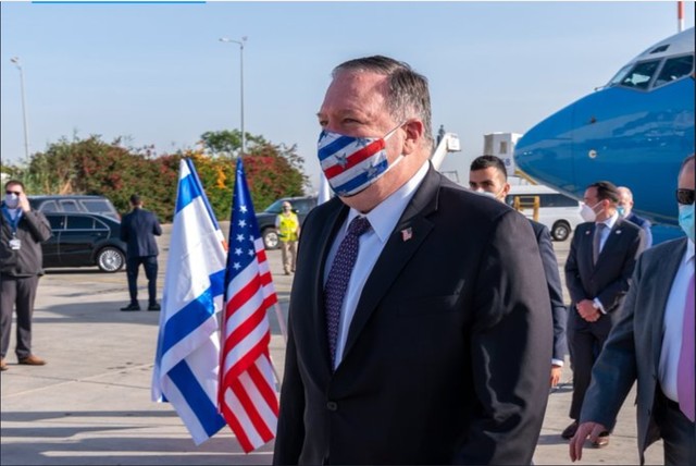 [서울=뉴시스] 마이크 폼페이오 미국 국무장관이 13일(현지시간) 미국 국기를 연상시키는 마스크를 쓰고 이스라엘 텔아비브 벤구리온 국제공항에 도착했다. (사진=폼페이오 장관 트위터 갈무리) 2020.5.13.