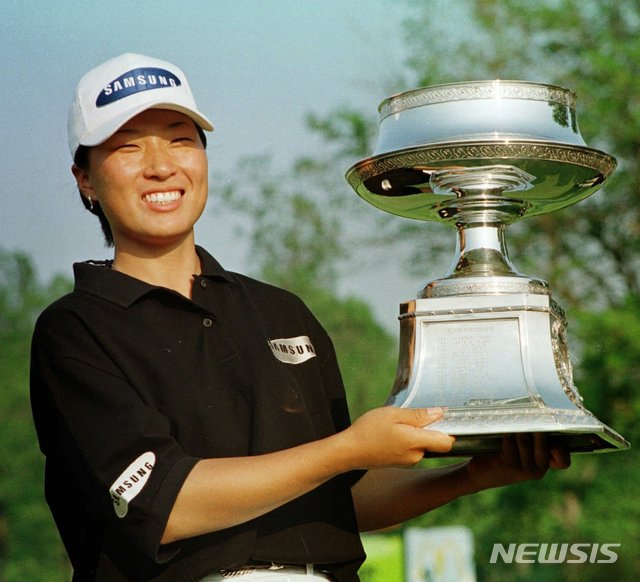 [락랜드=AP/뉴시스]박세리가 지난 1998년 5월17일 LPGA투어 맥도날드 챔피언십에서 우승한 뒤 포즈를 취하고 있다. 