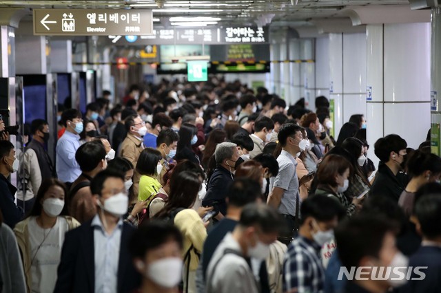 [서울=뉴시스]김선웅 기자 = 코로나19 확산을 방지하기 위해 지하철 혼잡 시간 마스크 미착용 승객에 대한 탑승 제한이 시작된 13일 오전 서울 사당역에서 마스크를 쓴 시민들이 지하철 역사를 오가고 있다. 혼잡의 기준은 지하철 정원 대비 탑승객 수가 150% 이상이며 이때부터 마스크 미착용자는 지하철에 탑승할 수 없다. 사진은 기사와 무관. 2020.05.13. mangusta@newsis.com