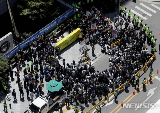 [서울=뉴시스]김병문 기자 = 정의기억연대 전 이사장인 윤미향 더불어시민당 당선인에 대한 수요집회 기부금과 한일 위안부 합의 관련 논란이 불거진 가운데 13일 오후 서울 종로구 중학동 옛 주한일본대사관 앞 평화의 소녀상에서 1439차 일본군 위안부 문제 해결을 위한 정기 수요시위가 온라인 생중계로 열리고 있다. 2020.05.13.  dadazon@newsis.com