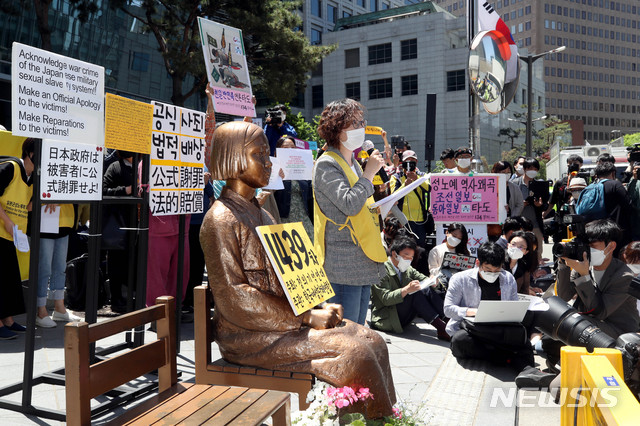 [서울=뉴시스]김병문 기자 = 정의기억연대 전 이사장인 윤미향 더불어시민당 당선인에 대한 수요시위 기부금과 한일 위안부 합의 관련 논란이 불거진 가운데 13일 오전 서울 종로구 중학동 옛 주한일본대사관 앞 평화의 소녀상에서 이나영 정의기억연대 이사장이 1439차 일본군 위안부 문제 해결을 위한 정기 수요시위에 참석해 발언하고 있다. 2020.05.13. dadazon@newsis.com