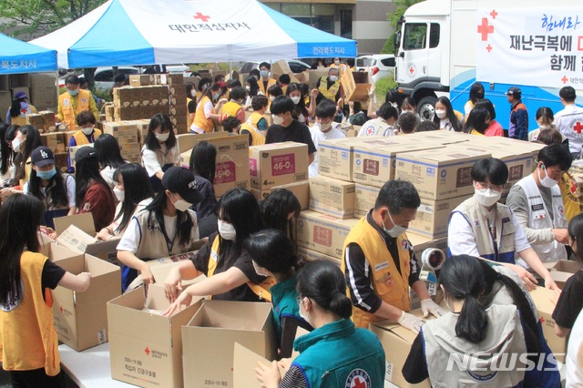 [전주=뉴시스]윤난슬 기자 = 대한적십자사 전북지사는 신종 코로나바이러스 감염증(코로나19)으로 어려움을 겪는 도내 취약계층을 위해 긴급구호품 2000세트를 추가 제작했다고 14일 밝혔다.(사진=전북 적십자사 제공) 