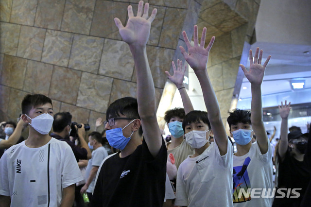 [홍콩=AP/뉴시스]13일(현지시간) 홍콩에서 반정부 시위가 열려 시위대가 다섯 가지 요구사항을 나타내는 다섯 손가락을 펼치고 있다. 지난해 수개월 동안 홍콩을 마비시켰던 민주화 운동이 최근 신종 코로나바이러스 감염증(코로나19) 위협이 완화되고 시위 1주년이 돌아오면서 되살아날 조짐을 보이고 있다. 홍콩 정부는 코로나19 확산을 막기 위해 8인이 넘는 모임이나 집회를 금지하고 있다. 2020.05.14.
