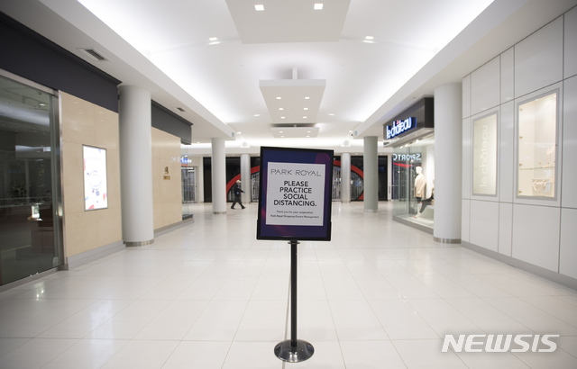 [브리티시 컬럼비아=AP/뉴시스]13일(현지시간) 캐나다 브리티시 컬럼비아주의 한 쇼핑몰이 신종 코로나바이러스 감염증(코로나19)으로 문을 닫은 모습. 2020.05.16. 