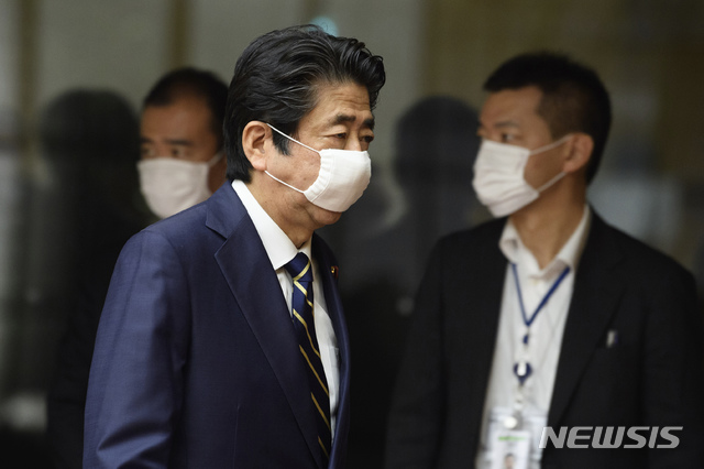 [도쿄=AP/뉴시스]지난 14일 마스크를 쓴 아베 신조 일본 총리가 총리 관저에서 기자회견을 마친 뒤 나오고 있다. 2020.05.15.