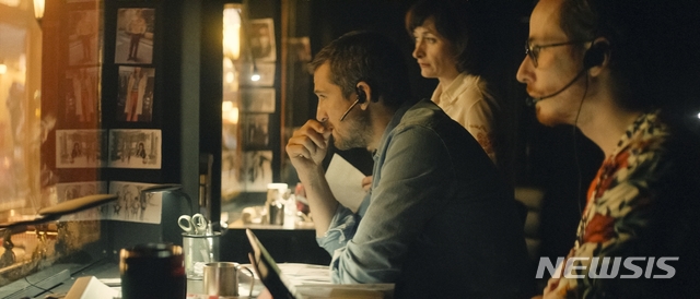 [서울=뉴시스]영화 '카페 벨에포크'에서 '앙투안'을 연기한 기욤 까네(가운데)(사진=이수C&E 제공)2020.05.15 photo@newsis.com 