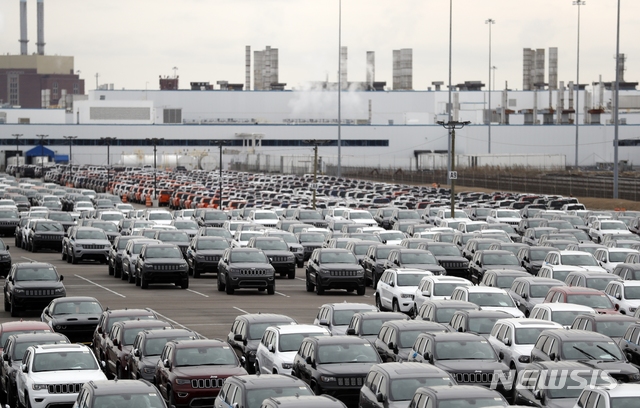 [디트로이트=AP/뉴시스] 2019년 2월26일(현지시간) 미국 미시간주 디트로이트에 있는 크라이슬러 공장 밖에 자동차들이 늘어선 모습. 2021.03.03. 