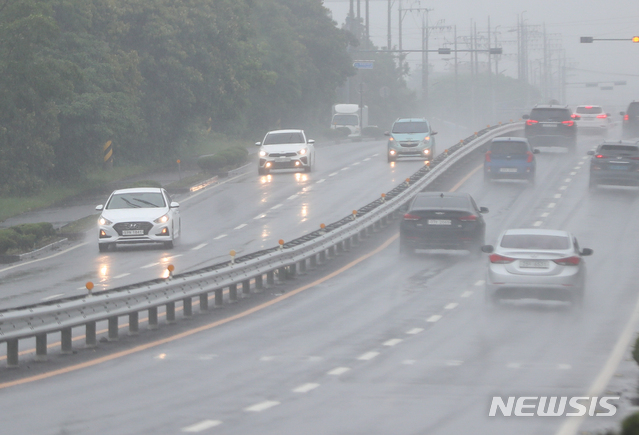 [서귀포=뉴시스] 제주 서귀포시 남원읍 인근 도로에 차량들이 빗길을 달리고 있다. (사진=뉴시스DB)