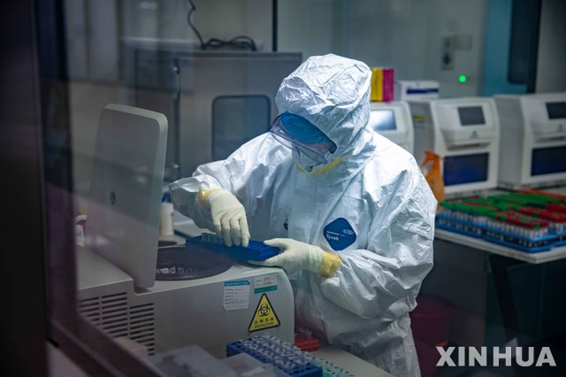 [광저우=신화/뉴시스]2월13일(현지시간) 중국 광둥성 광저우시에 있는 한 실험실에서 한 연구원이 샘플을 원심분리기에 넣고 있다. 2020.05.16. 