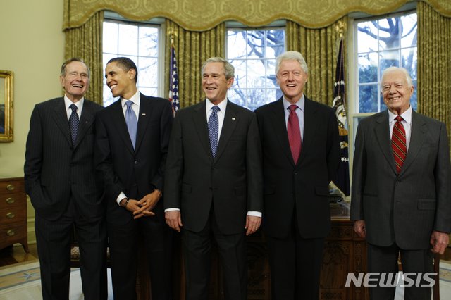 [워싱턴=AP/뉴시스] 2009년 1월7일(현지시간) 버락 오바마 당시 미국 대통령 당선인(왼쪽에서 두번째)이 백악관에서 조지 H.W.부시 전대통령(왼쪽)과 웃고 있다. 왼쪽 3번째부터 오른쪽 순서로 조지 W.부시·빌 클린턴·지미 카터 전 대통령. 2020.11.09. 