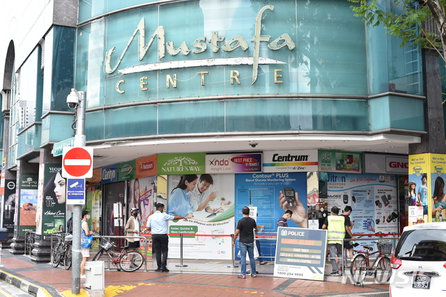 [싱가포르=AP/뉴시스] 16일(현지시간) 싱가포르 쇼핑몰 무스타파 센터 앞에서 고객들이 신종 코로나바이러스 감염증(코로나19)을 예방하기 위해 사회적 거리두기를 준수하며 줄을 선 모습. 2020.05.26.