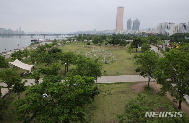 [서울=뉴시스] 장세영 기자 = 서울 이태원 클럽 등지에서 발생한 코로나19 집단감염 확산으로 인해 열흘 연속 신규 확진자가 두자릿수를 기록하고 있는 17일 서울 여의도 한강공원이 휴일에도 썰렁한 모습을 보이고 있다. 2020.05.17. photothink@newsis.com