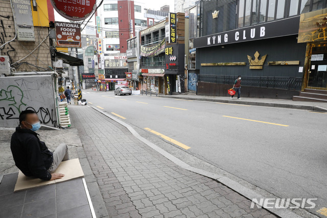 [서울=뉴시스] 박민석 기자 = 이태원 클럽 관련 신종 코로나바이러스 감염증(코로나19) 확산세가 주춤한 가운데 17일 서울 용산구 이태원 클럽 거리가 한산한 모습을 보이고 있다. 2020.05.17.  mspark@newsis.com 